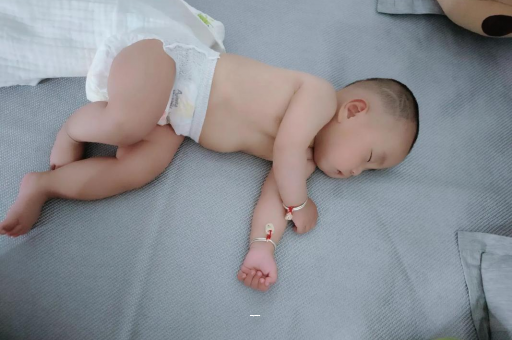弥勒宝宝先长上牙还是下牙