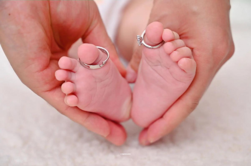 弥勒怀孕肚子一边高一边低
